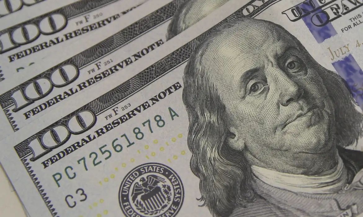 Dólar cai a R$ 5,08 e atinge menor valor em um mês